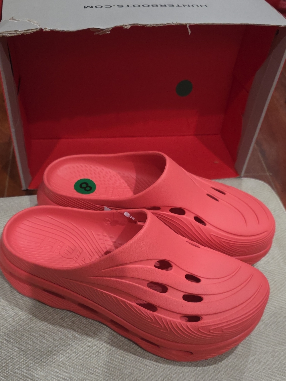 NWB Women's Size 8 Hunter Coral Slip-On Clogs